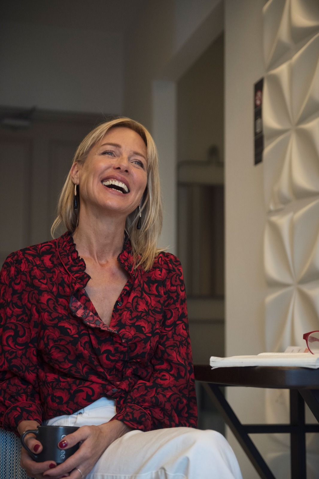 Leonie Joanne Brown – auteur en transformatiecoach Portretfoto van Leonie Joanne Brown, auteur en transformatiecoach bij Physis