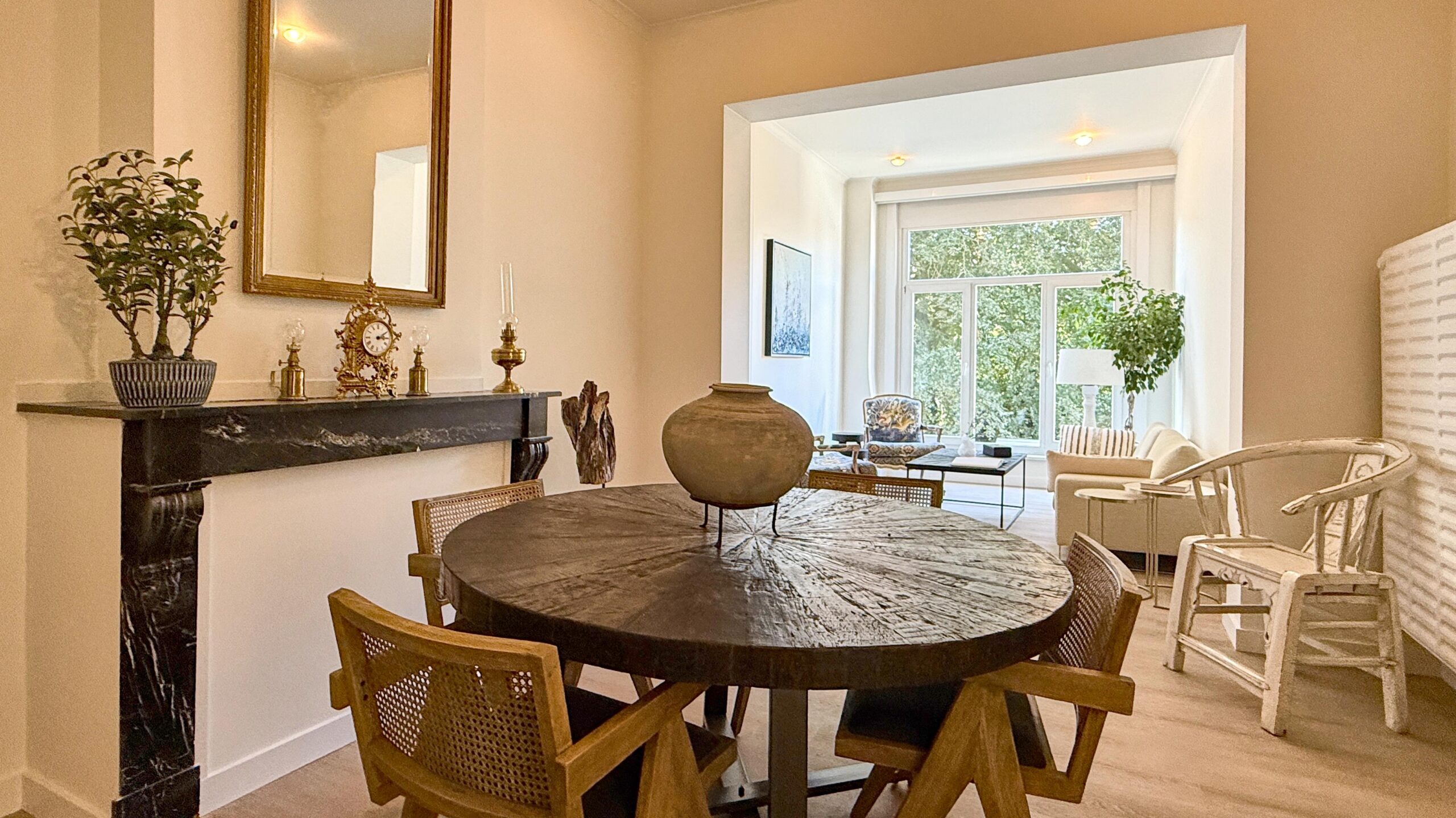 praktijkruimte Zambezi Praktijkruimte Antwerpen met veel daglicht en uitzicht op de tuin.